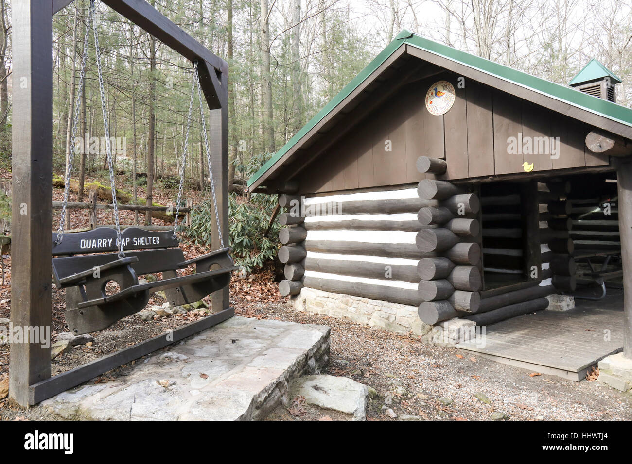 Steinbruch Gap Shelter und Blockhaus auf dem Appalachian Trail in Caledonia State Park, Pennsylvania, USA an sonnigen Tag. Stockfoto