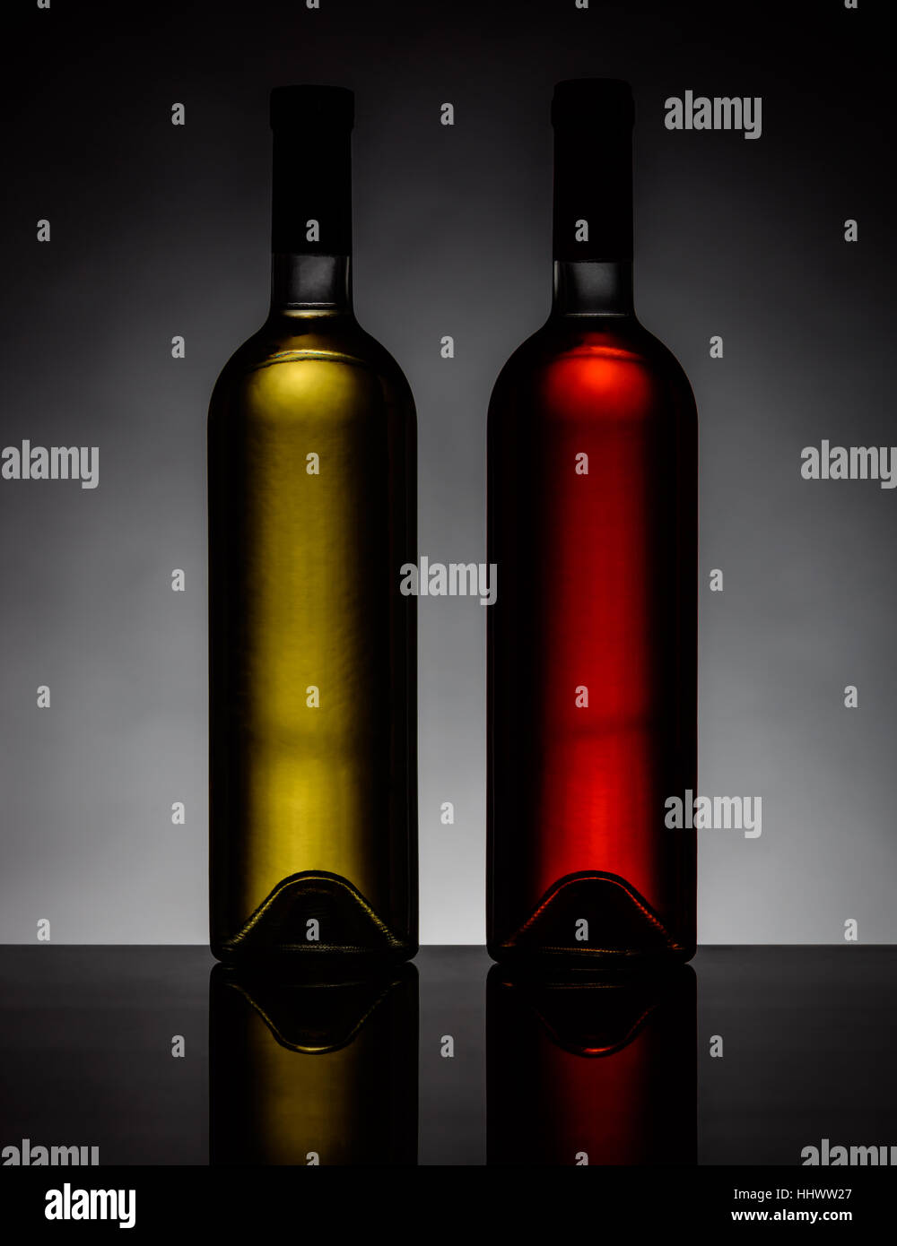 Zwei Silhouetten von Weinflaschen, ein Weißwein und eine Rose-Wein Stockfoto