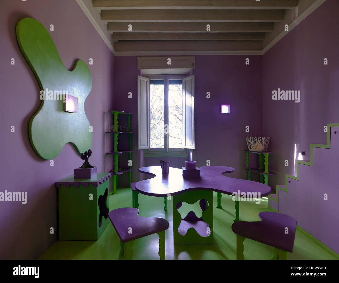 Innenraum eines Hauses mit einer ungewöhnlich eingerichteten Esszimmer Küche Stockfoto