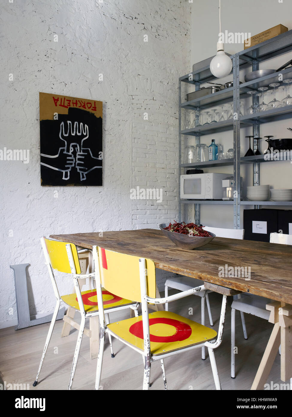 Einrichtung einer modernen Küche in einem Haus in Italien Stockfoto