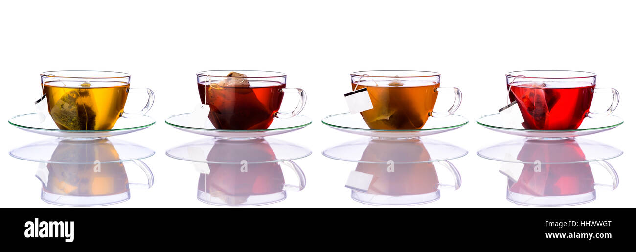 Collage aus vier Teetassen mit Teebeuteln isoliert auf weißem Hintergrund Stockfoto