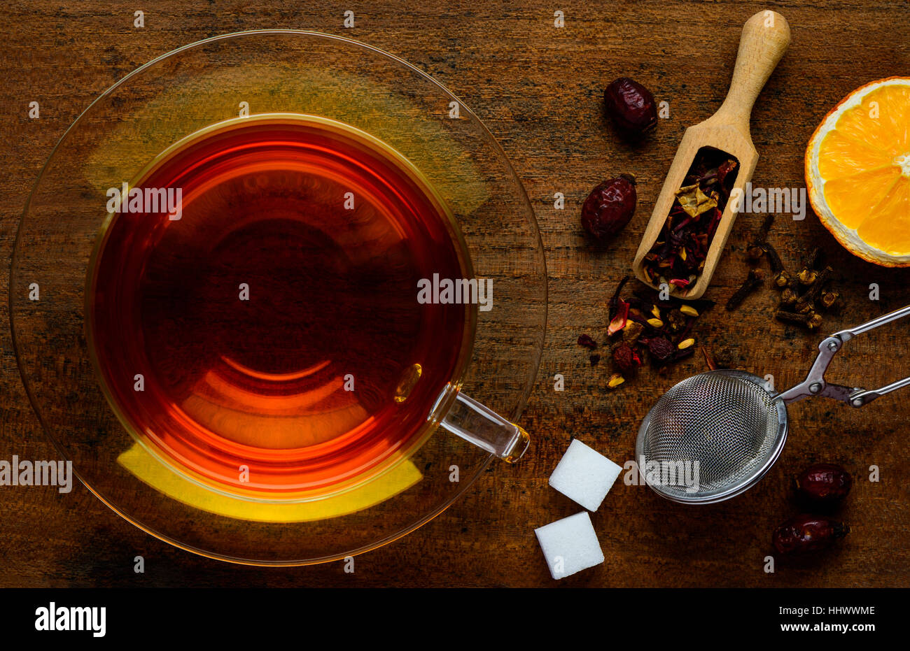 Draufsicht der roten Früchtetee und Zutaten und Tee-Utensilien auf einem Holztisch Stockfoto
