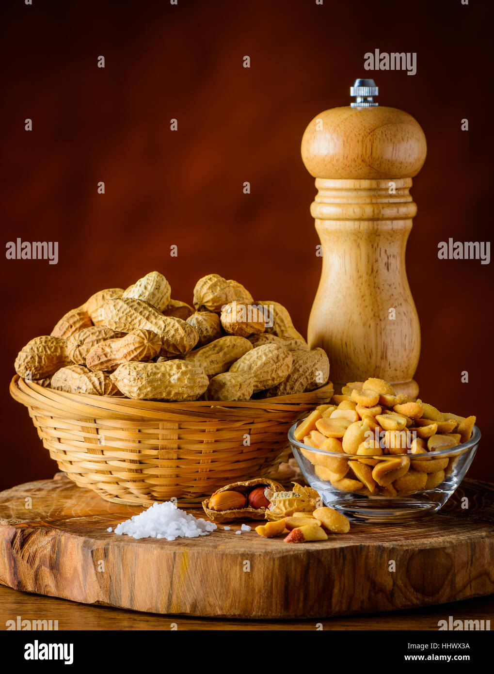 Getrocknete, ganze und gesalzene Erdnüsse mit Salz-Mühle in Stillleben Stockfoto