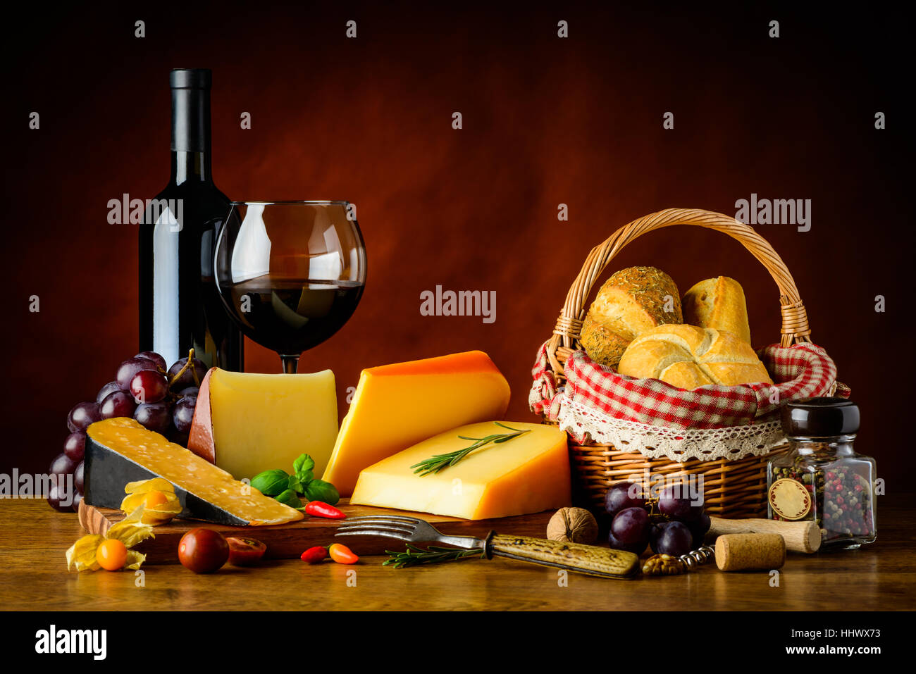 Essen im Stillleben mit Käse, Rotwein und Brötchen Stockfoto