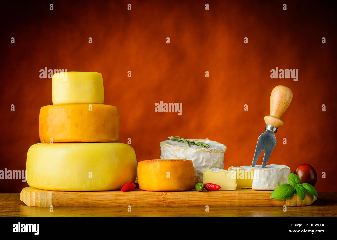 Käse-Rad und Camembert Käse in Stillleben Stockfoto