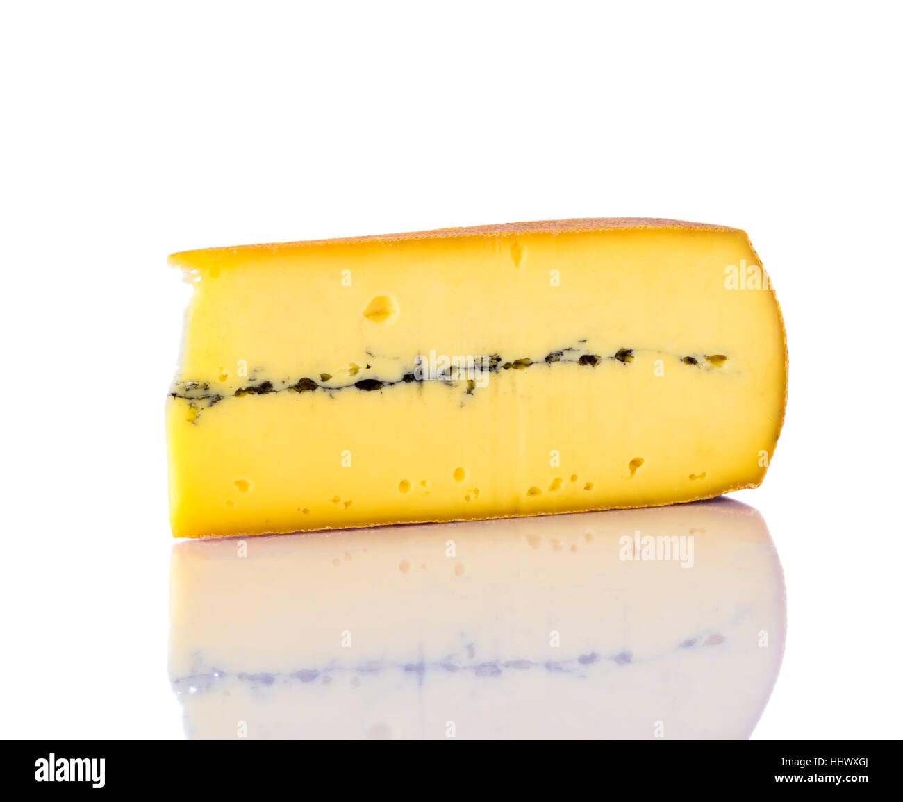 Gelbe Morbier halbfestem Schimmel Käse isoliert auf weißem Hintergrund Stockfoto