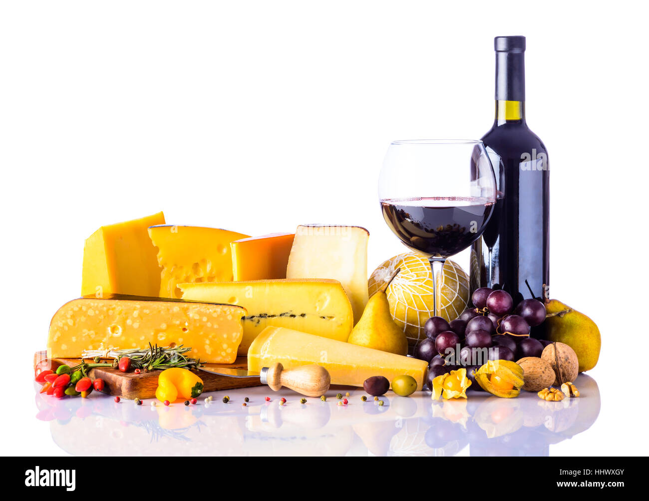 Käse, Gemüse, Lebensmittel und Wein isoliert auf weißem Hintergrund Stockfoto