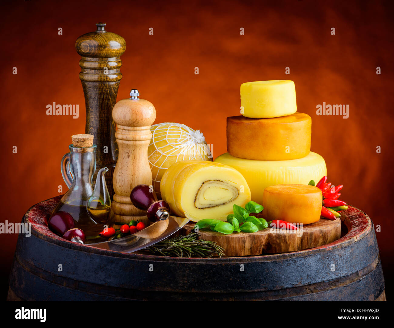 Käse-Rad und Gewürz-Zutaten in Stillleben Stockfoto