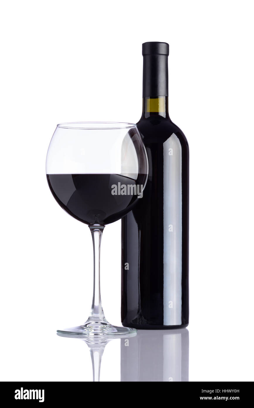 Weinglas und Flasche dunkle Rotwein isoliert auf weißem Hintergrund Stockfoto