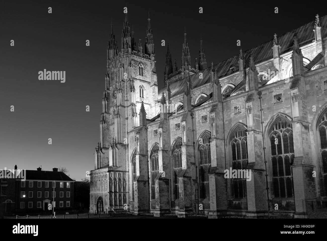 Am Abend Dämmerung Blick auf den Westen und Süden Erhebungen der Kathedrale von Canterbury, Grafschaft Stadt Canterbury, Kent, England, UK Stockfoto