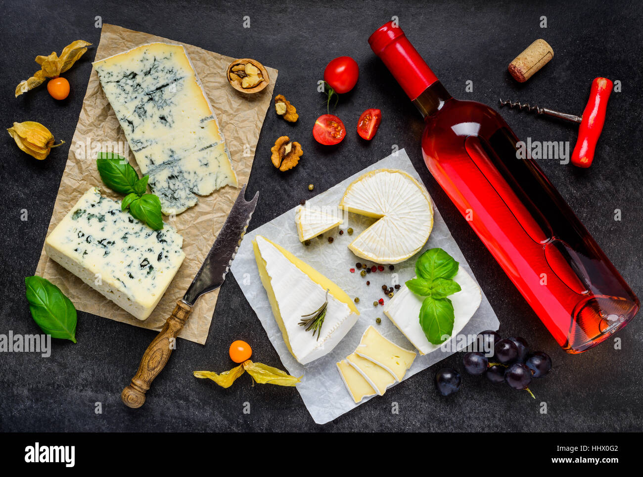 Schimmel, blaue Roquefort-Käse, Bire Käse und Flasche Rosewein und Obst Stockfoto