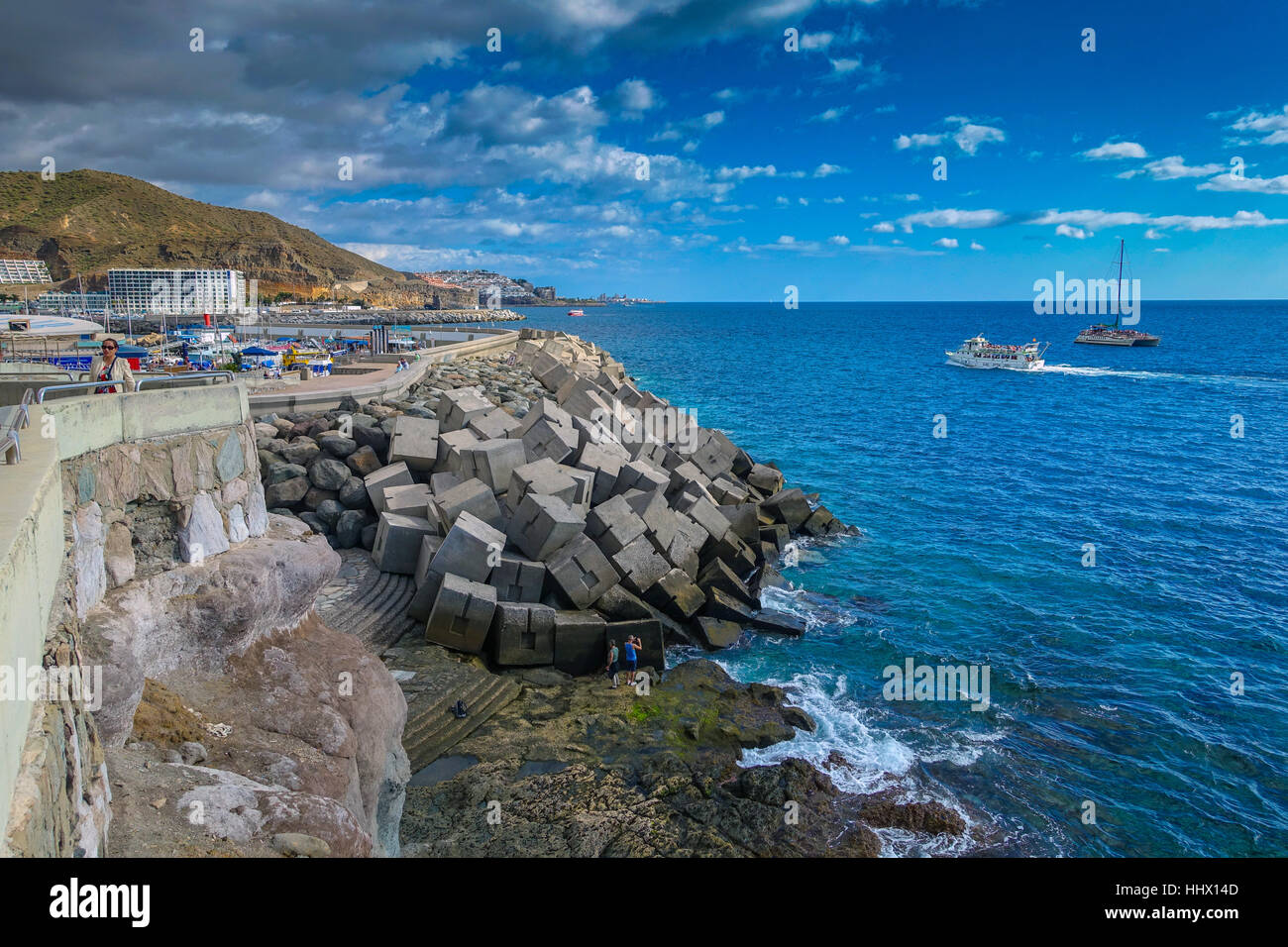 Riesige Blöcke des Küstenschutzes in Puerto Rico, Gran Canaria, Spanien Stockfoto