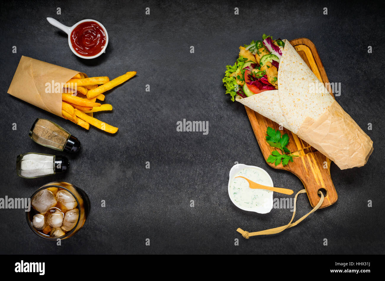 Israelische Küche mit Döner-Sandwich und Bratkartoffeln mit Cola auf textfreiraum gerollt Stockfoto