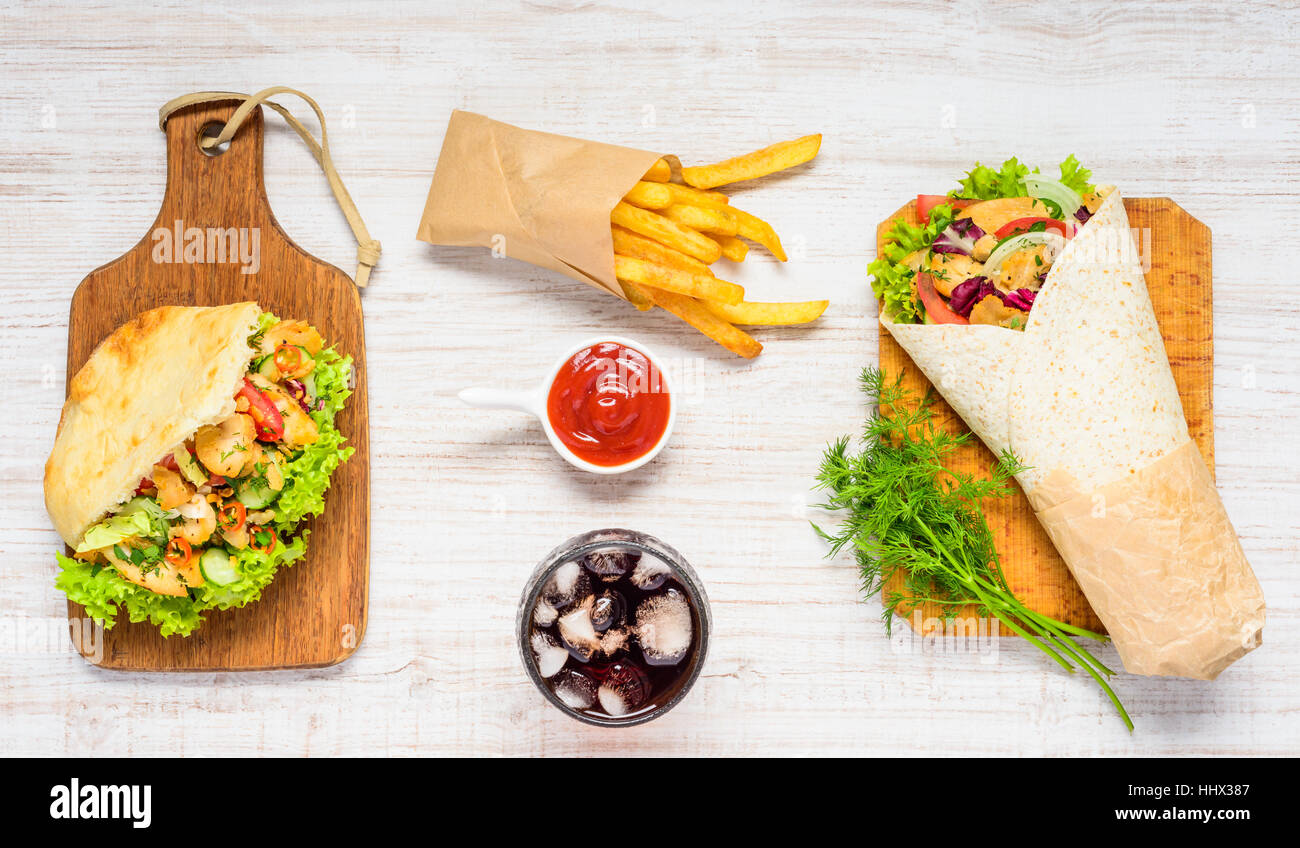 Verschiedene Arten von Fast Food. Döner Kebab, Döner und Pommes Frites ...