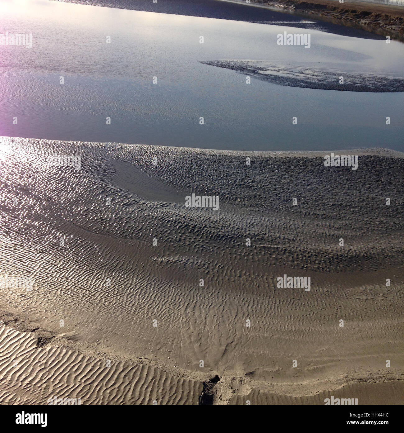 Ebbe im Mont-Saint-Michel im Winter, Normandie, Frankreich. Wasser und sandigen Oberfläche. Stockfoto