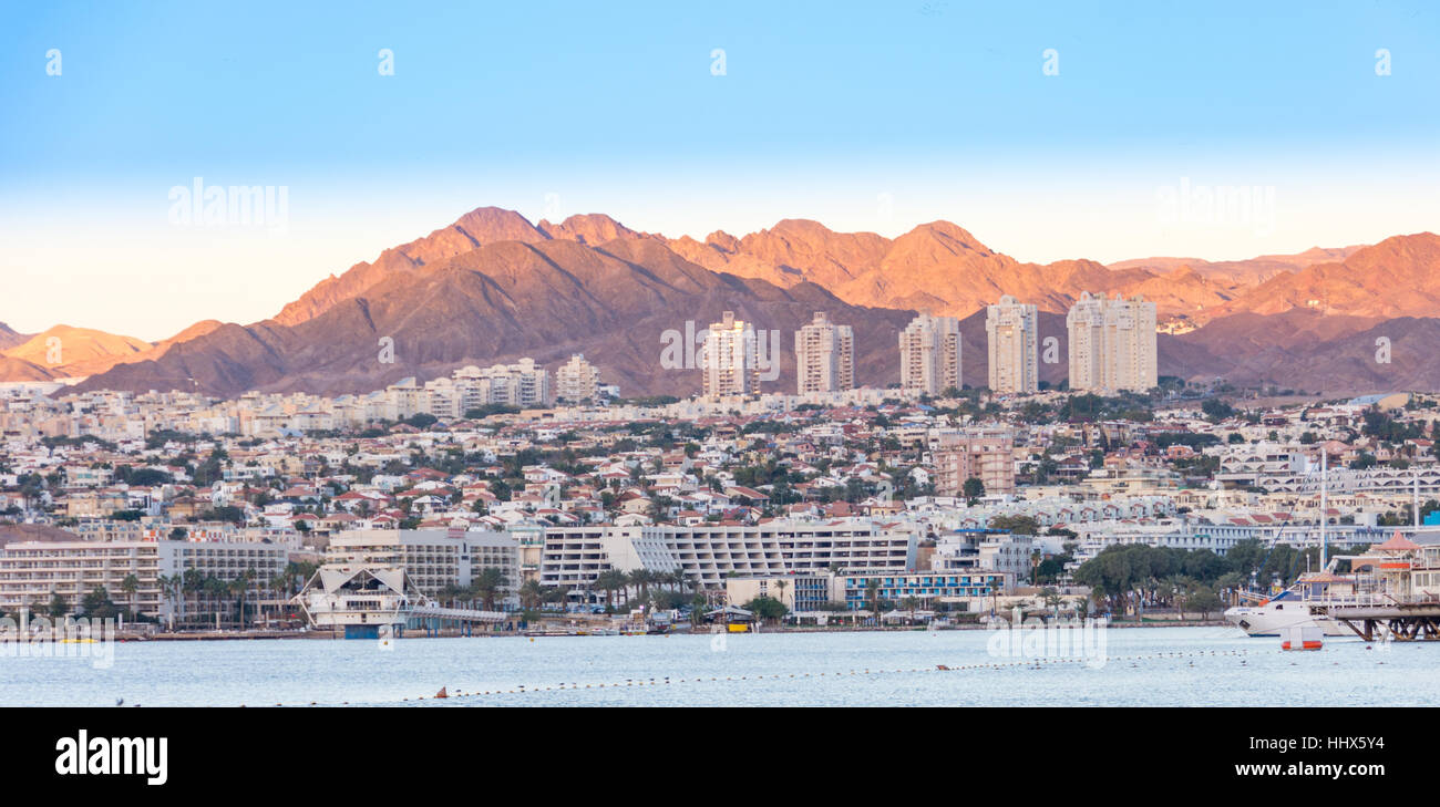 Die südlichen Israel Resort Stadt Eilat am Roten Meer Golf von Aqaba und die Negev-Wüste Berge bei Sonnenaufgang Stockfoto