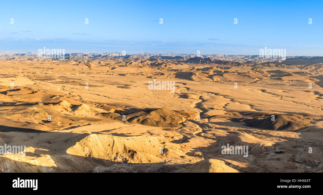 Sonnenuntergang am Ramon Crater (Makhtesh) in der israelischen Negev-Wüste vom Aussichtspunkt Mizpe Ramon mit Mount Ramon im Hintergrund Stockfoto