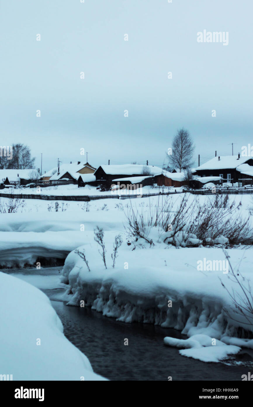 gefrorene Flüsschen im Schnee Stockfoto