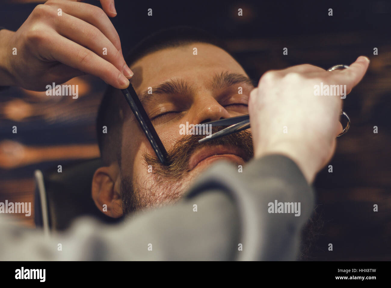 Bärtiger Mann In Barbershop Stockfoto