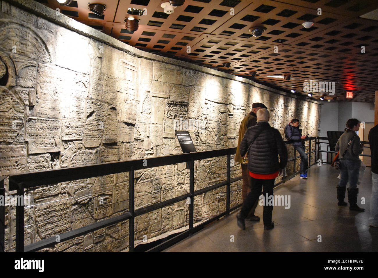 Washington DC, USA - Innenansicht des Holocaust Memorial Museums. Echte Bilder der Deportierten, Nazi-Propaganda, Objekte, Krematorium. Stockfoto