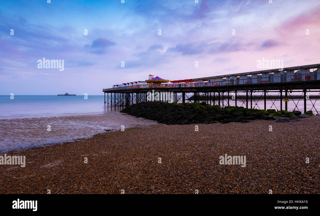 Herne Bay Pier und alten Pier an der Küste von Kent bei Sonnenaufgang Stockfoto