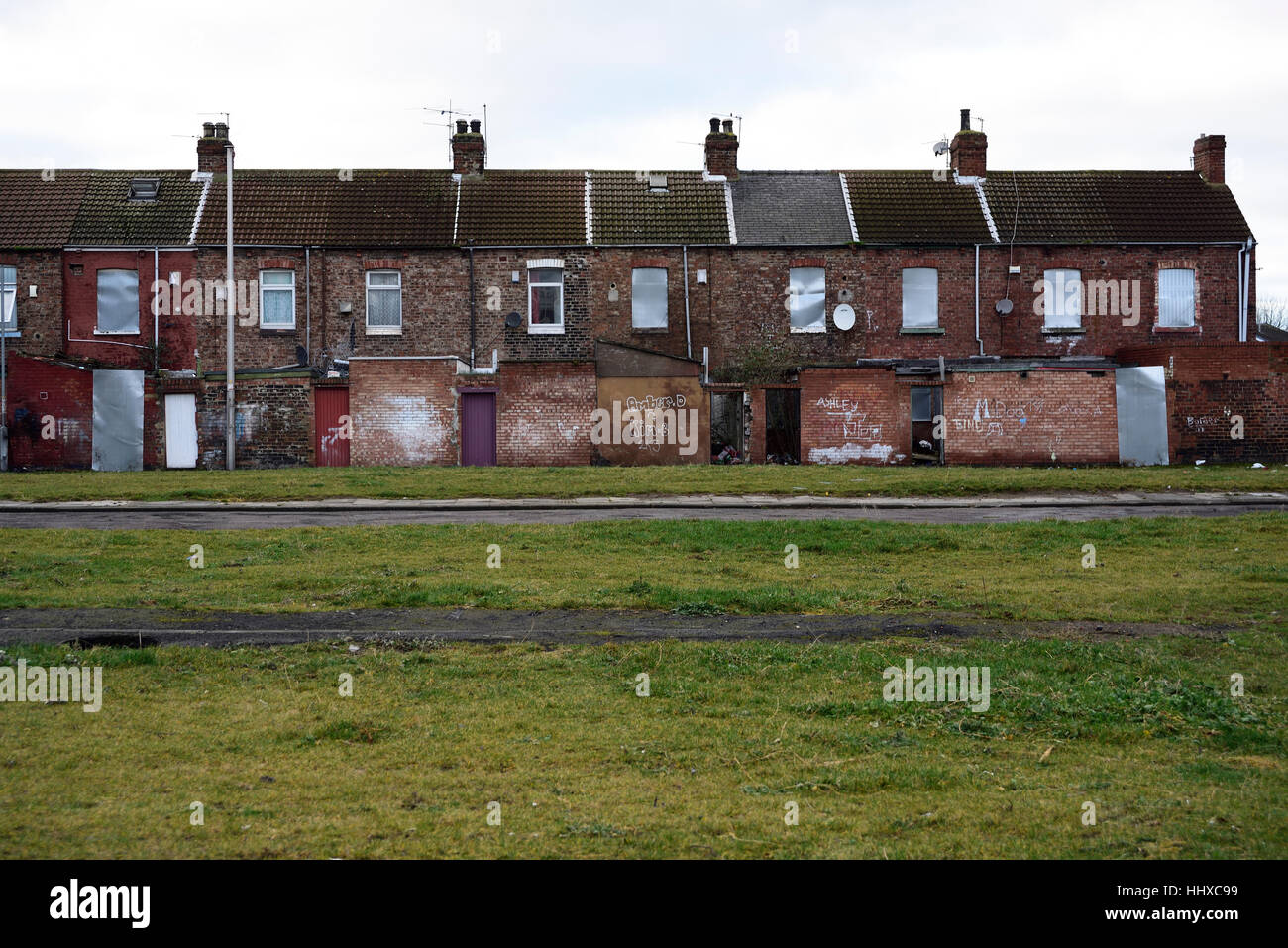 Häuser in zentralen Middlesbrough mit Brettern vernagelt Nprior Abriss mit einer Grünfläche über Kennzeichnung Website anderer abgerissenen Häuser Stockfoto