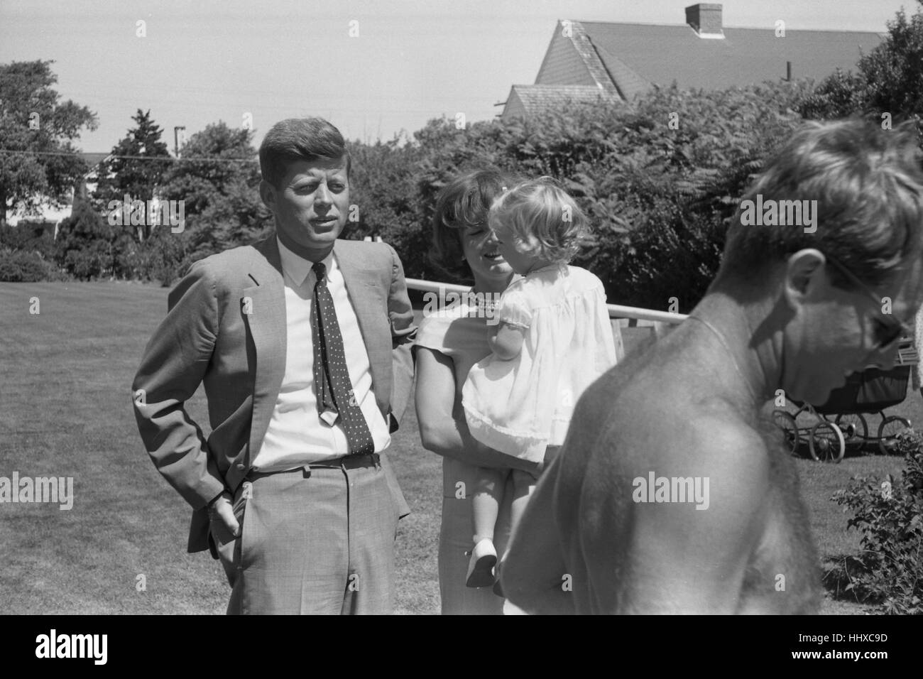 Jackie Kennedy und Robert in Hyannis Port, 1959. Jackie hält Caroline Kennedy. Stockfoto