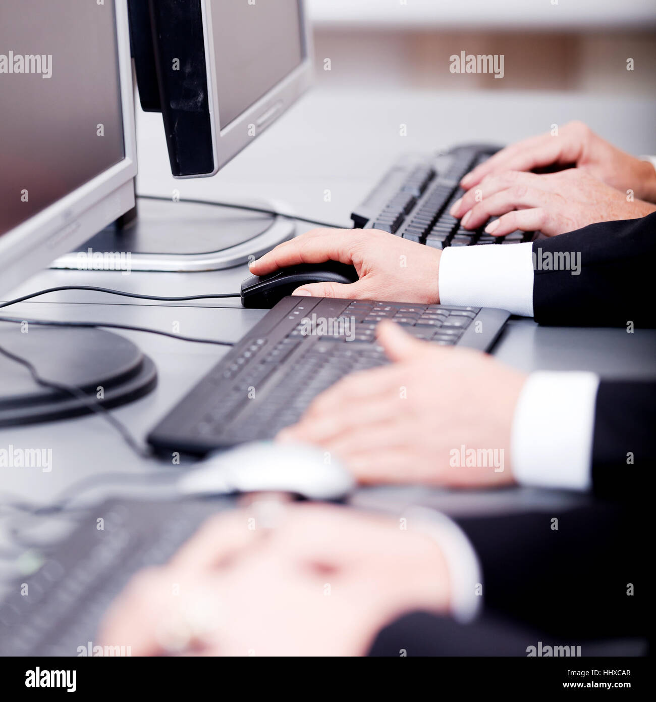 Hände mit Tastatur Bildschirm Maus in einem Büro Stockfoto