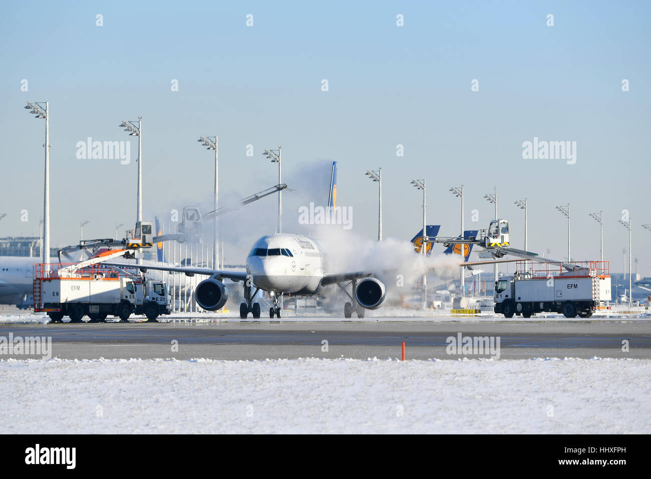 Lufthansa, Airbus, A 321, Winter, Schnee, Eis, Eis, kalt, Wetter, Enteisung von Flugzeugen, Enteisung, de-icing, Flughafen München, München Stockfoto