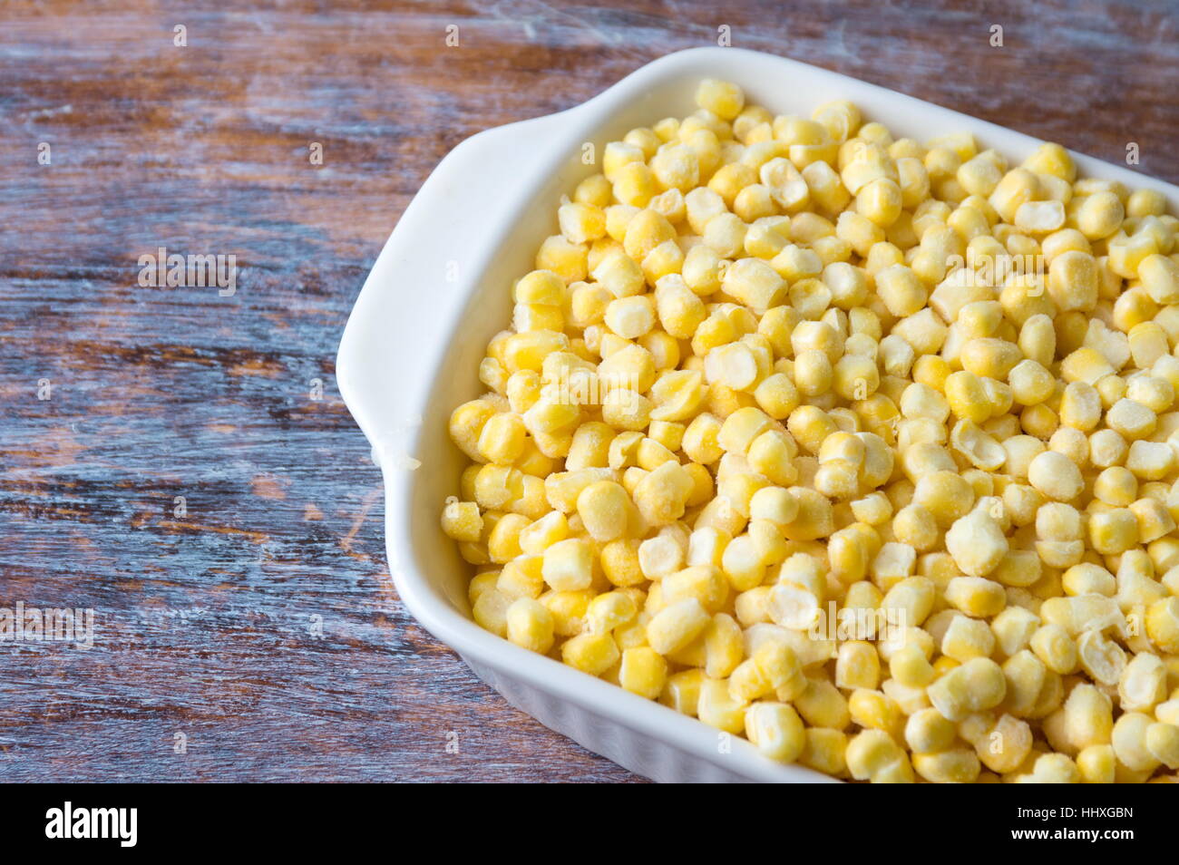 Gefrorenen Mais in einer Schüssel auf dem Tisch Stockfoto