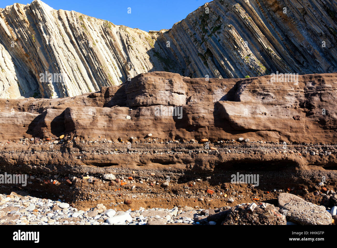 Tunelboca zementiert Strand von Biskay, Spanien. Probe im Anthropozän Alter, mit einer 7 m Schicht aus industriellen Sedimentablagerungen Stockfoto