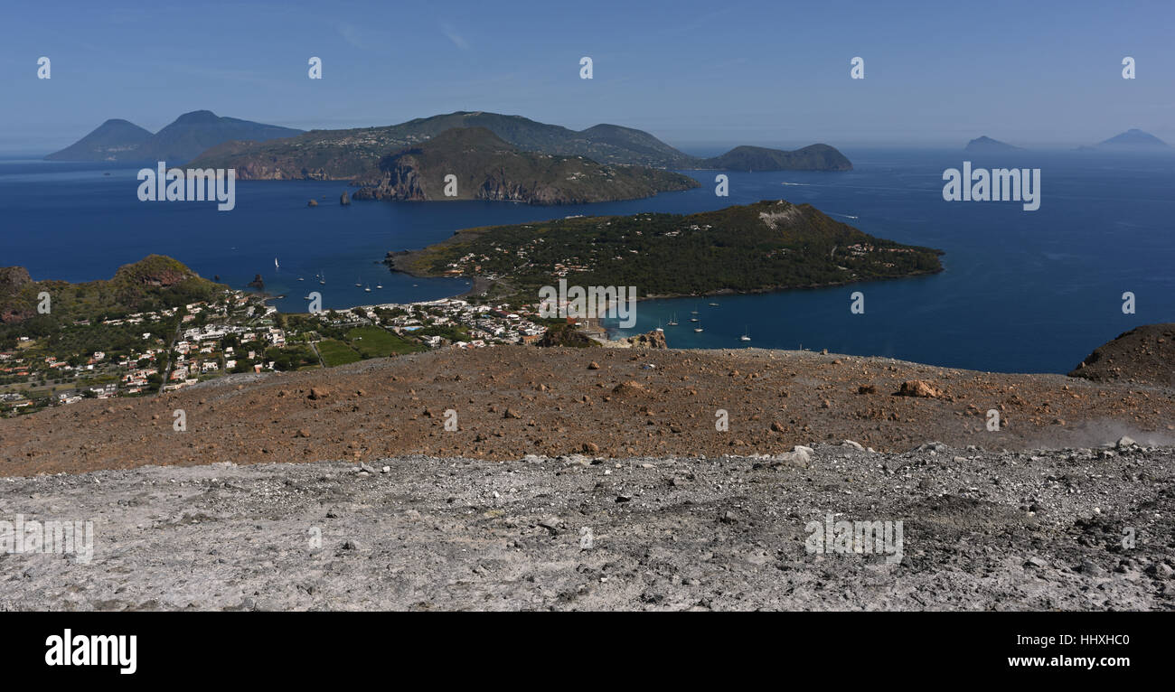 Blick auf Lipari und Vulcanello aus dem Gran Cratere Vulcano, Äolischen Inseln vor Sizilien Stockfoto