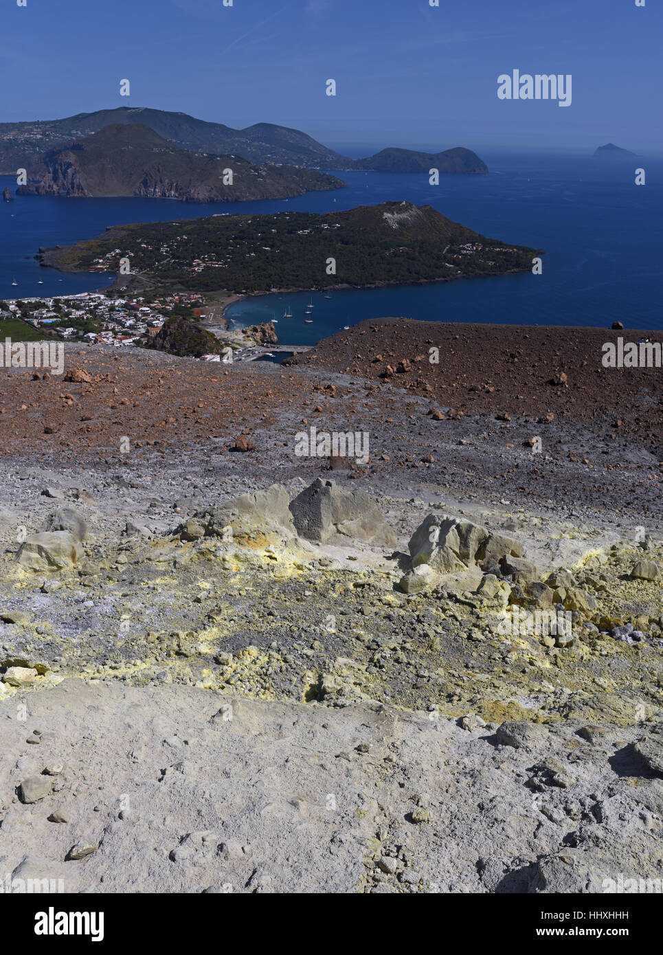 Blick auf Lipari und Vulcanello aus dem Gran Cratere Vulcano, Äolischen Inseln vor Sizilien Stockfoto
