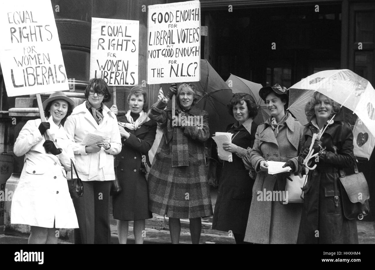 Führende Frauen liberalen Kandidaten (l-R) Joyce Arram, Christina Baron, Sarah Curtis, Penny Jessel, Margaret Snow, Delia Venables und Nesta Wyn Ellis, Streikposten National Liberal Club vor der heutigen ordentlichen Hauptversammlung zur Unterstützung einer Bewegung, Frauen als Vollmitglieder des Vereins zuzulassen. Im Moment Frauen Lady assoziierte Mitglieder werden kann, aber haben kein Stimmrecht und sind nicht erlaubt, in der Bar oder der Raucherraum. Stockfoto