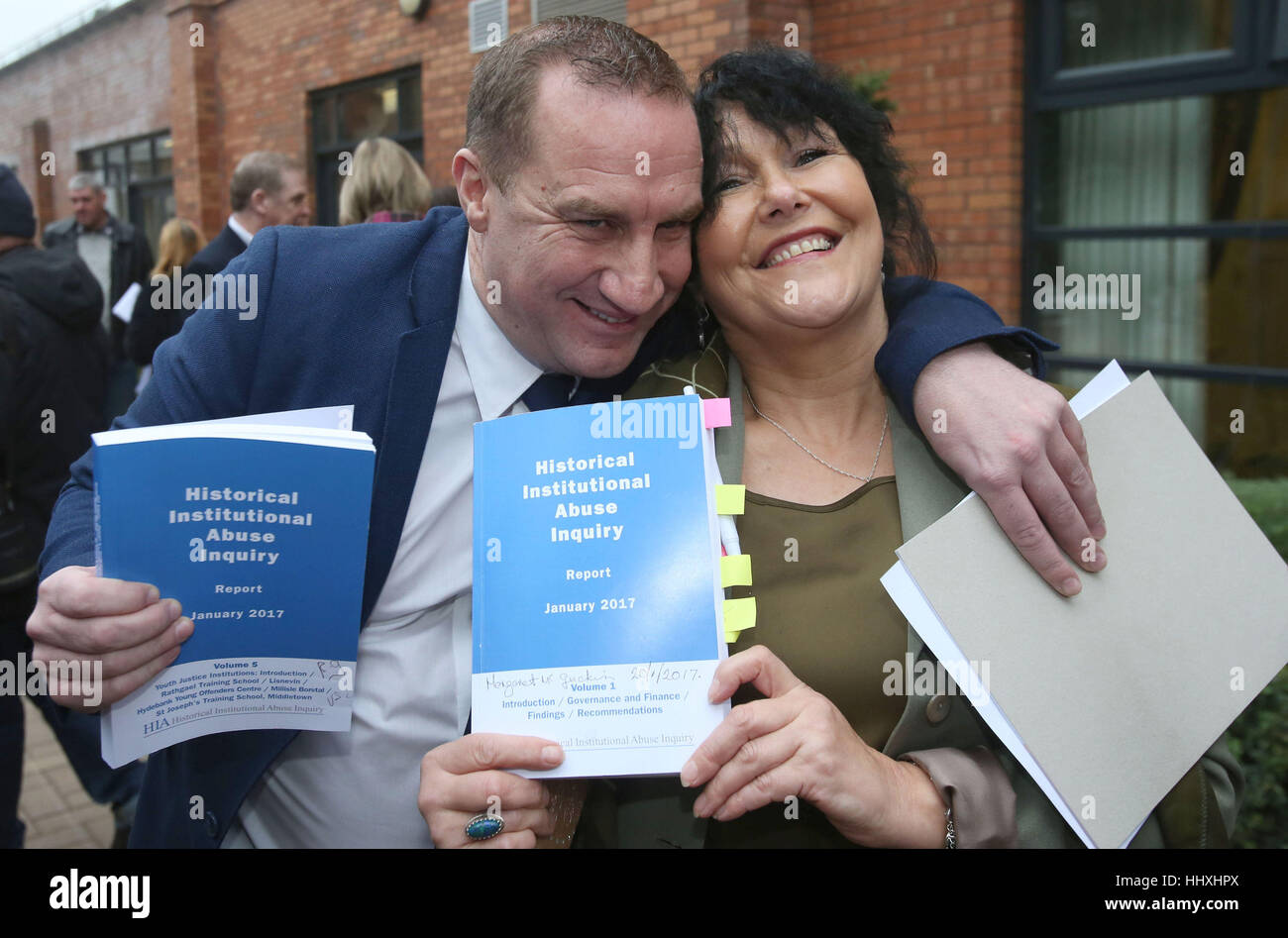 Historischen institutionellen Missbrauch Aktivisten Margaret McGuckin und Martin Adams in Belfast nach der historischen institutionellen Missbrauch Untersuchungsbericht nach deren Abschluss veröffentlicht wird. Stockfoto