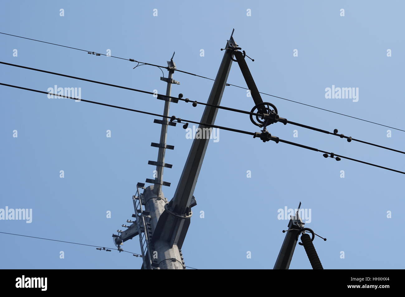 Elektrizität Mast mit Hochspannungsleitungen Stockfoto