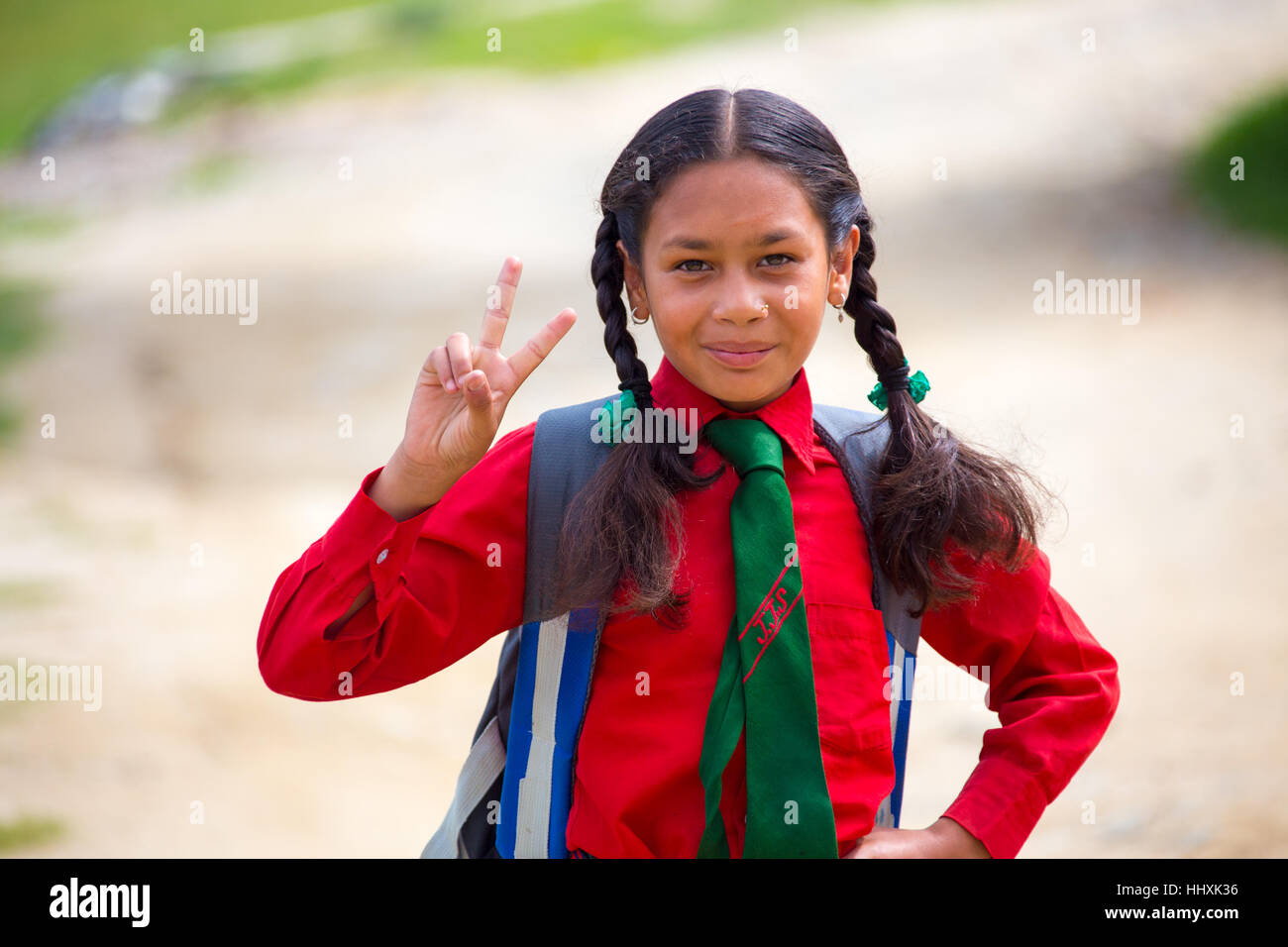 Junge Mädchen tragen eine Schuluniform in Kathmandu, Nepal Stockfoto