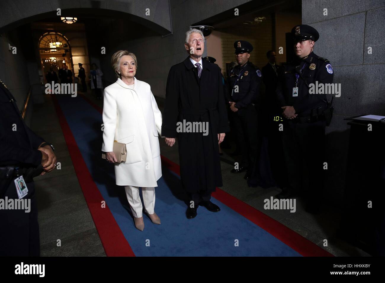 Der ehemalige Senator Hillary Clinton und ehemaligen Präsidenten Bill Clinton kommen auf die Westfront des Kapitols auf Freitag, 20. Januar 2017, in Washington, für die Eröffnungsfeier des Trump als 45. Präsident der Vereinigten Staaten. (Win McNamee/Pool-Foto via AP) Stockfoto