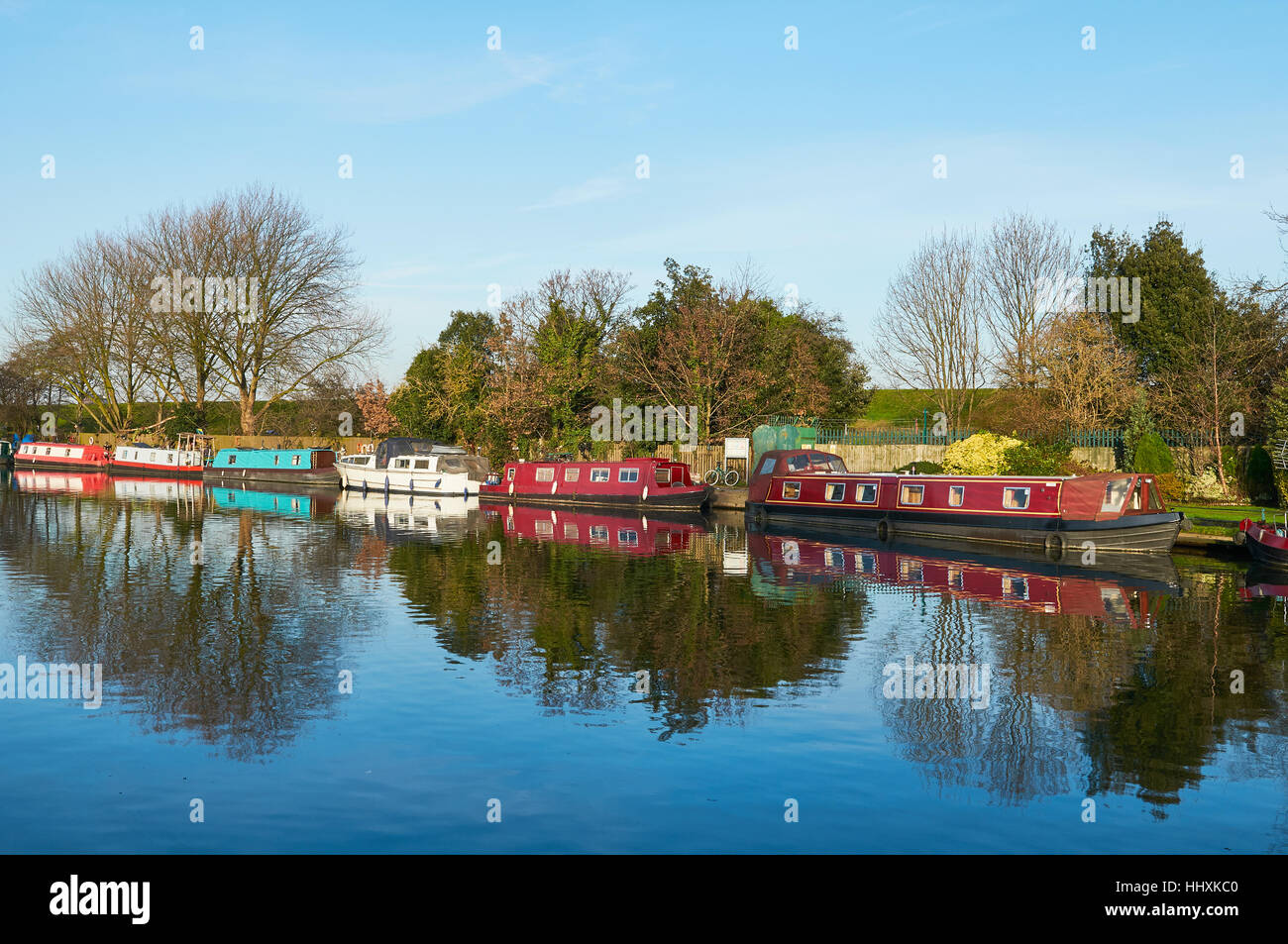 Schmalboote auf dem Fluss Lea im Winter in der Nähe von Upper Clapton, Nordosten von London, Großbritannien Stockfoto