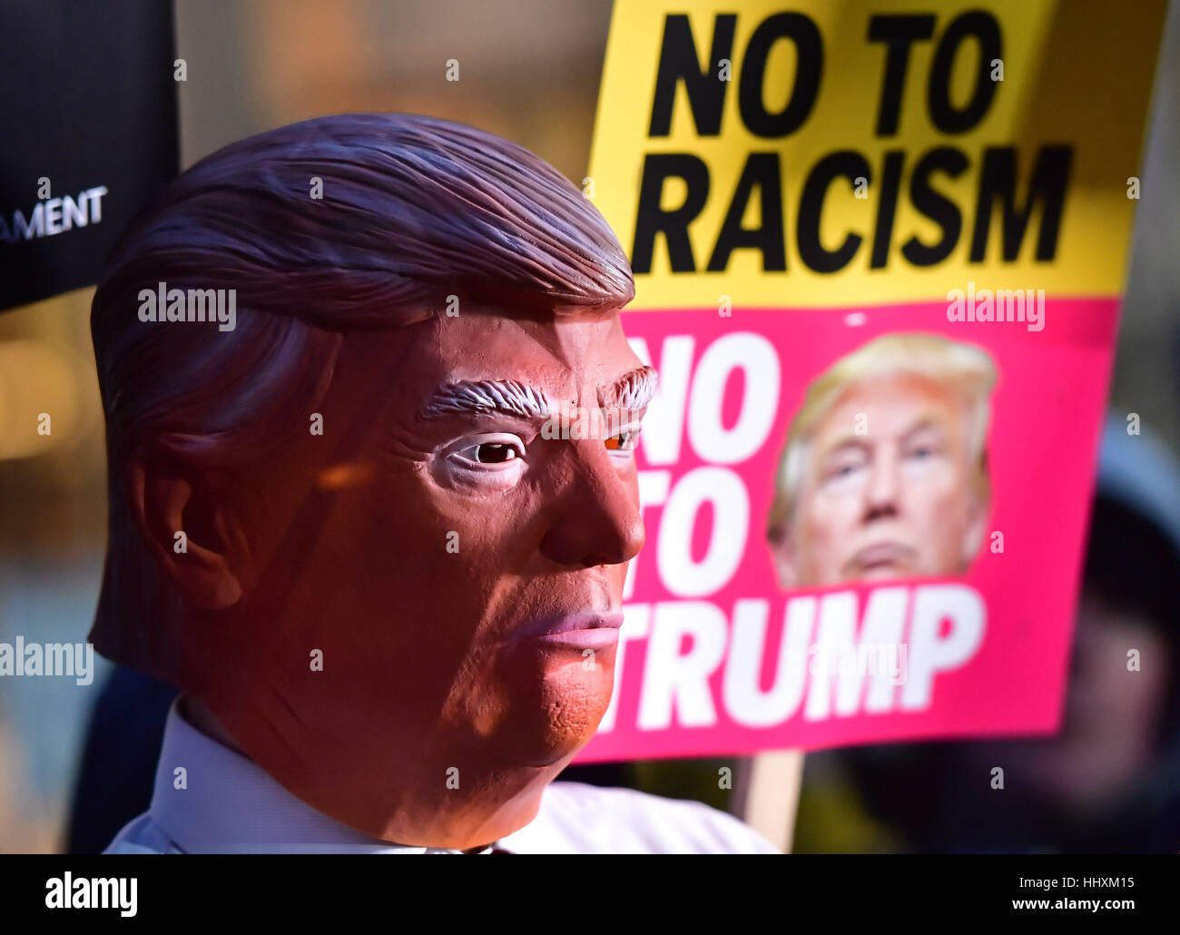 Eine Kämpferin mit Donald Trump Maske vor der amerikanischen Botschaft in London protestieren gegen neue US-Präsident Donald Trump. Stockfoto