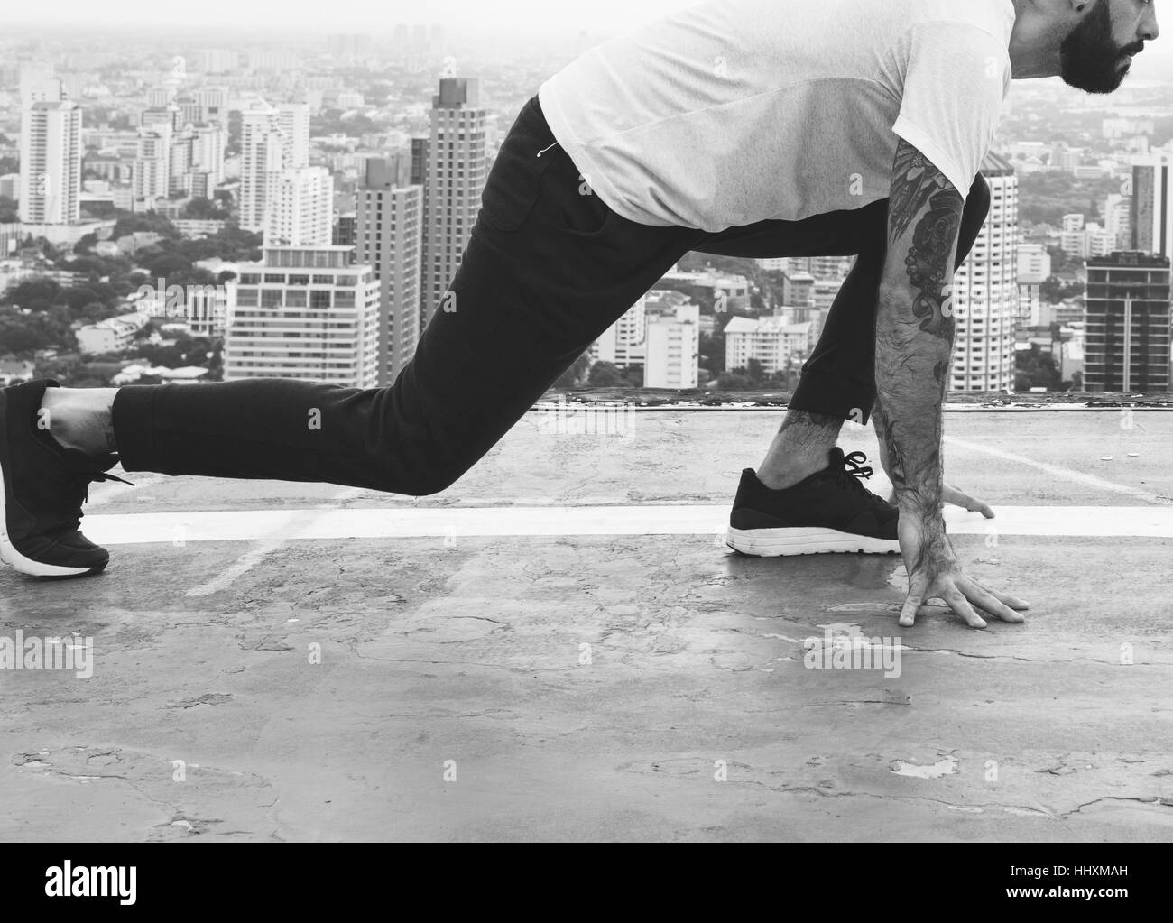 Mann Übung Workout auf dem Dach Konzept Stockfoto