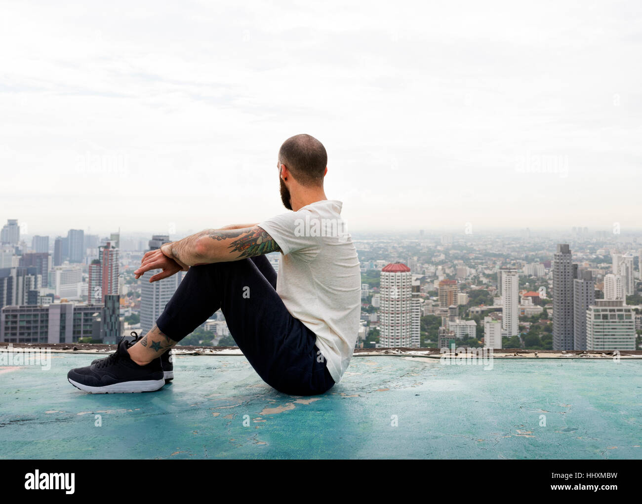 Mann Sitzkonzept Rest auf dem Dach Stockfoto