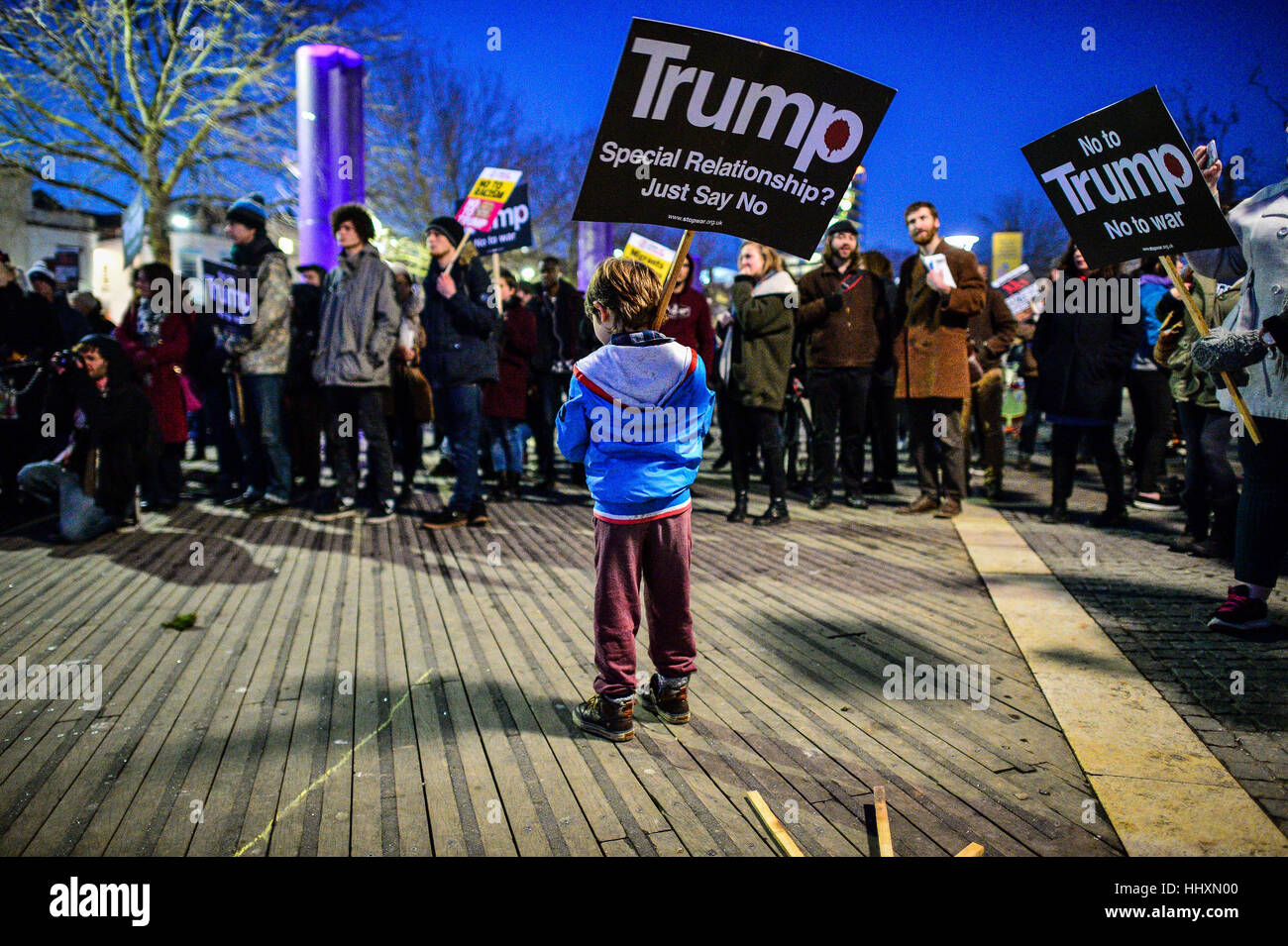 Ein kleiner Junge hält ein Plakat aus Protest in Bristol gegen Präsident Trump. Stockfoto