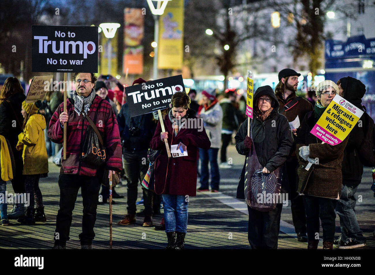 Menschen halten Plakate, wie sie in Bristol gegen Präsident Trump zu protestieren. Stockfoto