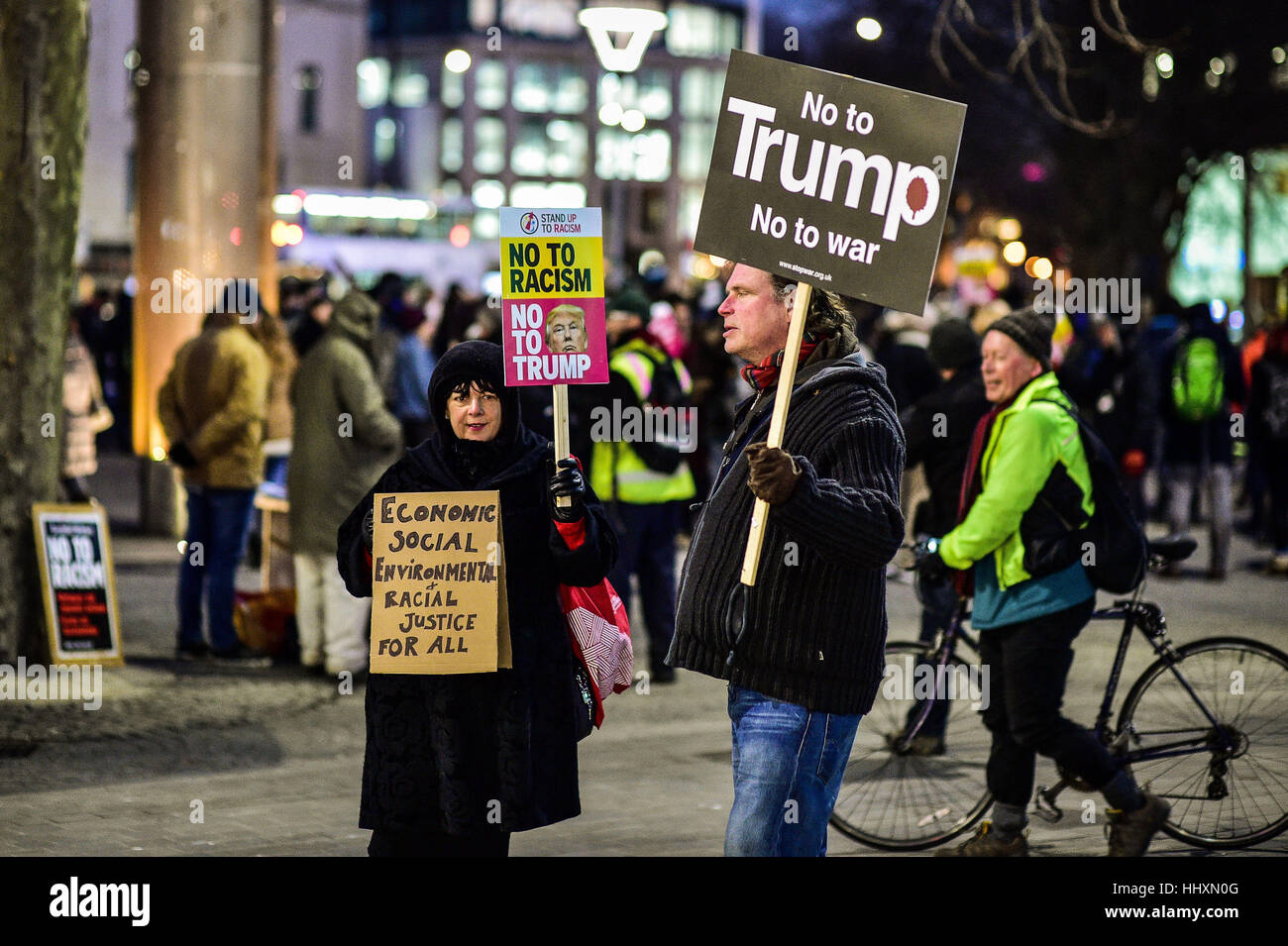 Campaingners halten Plakate, wie sie in Bristol gegen neue US-Präsident Trump zu protestieren. Stockfoto