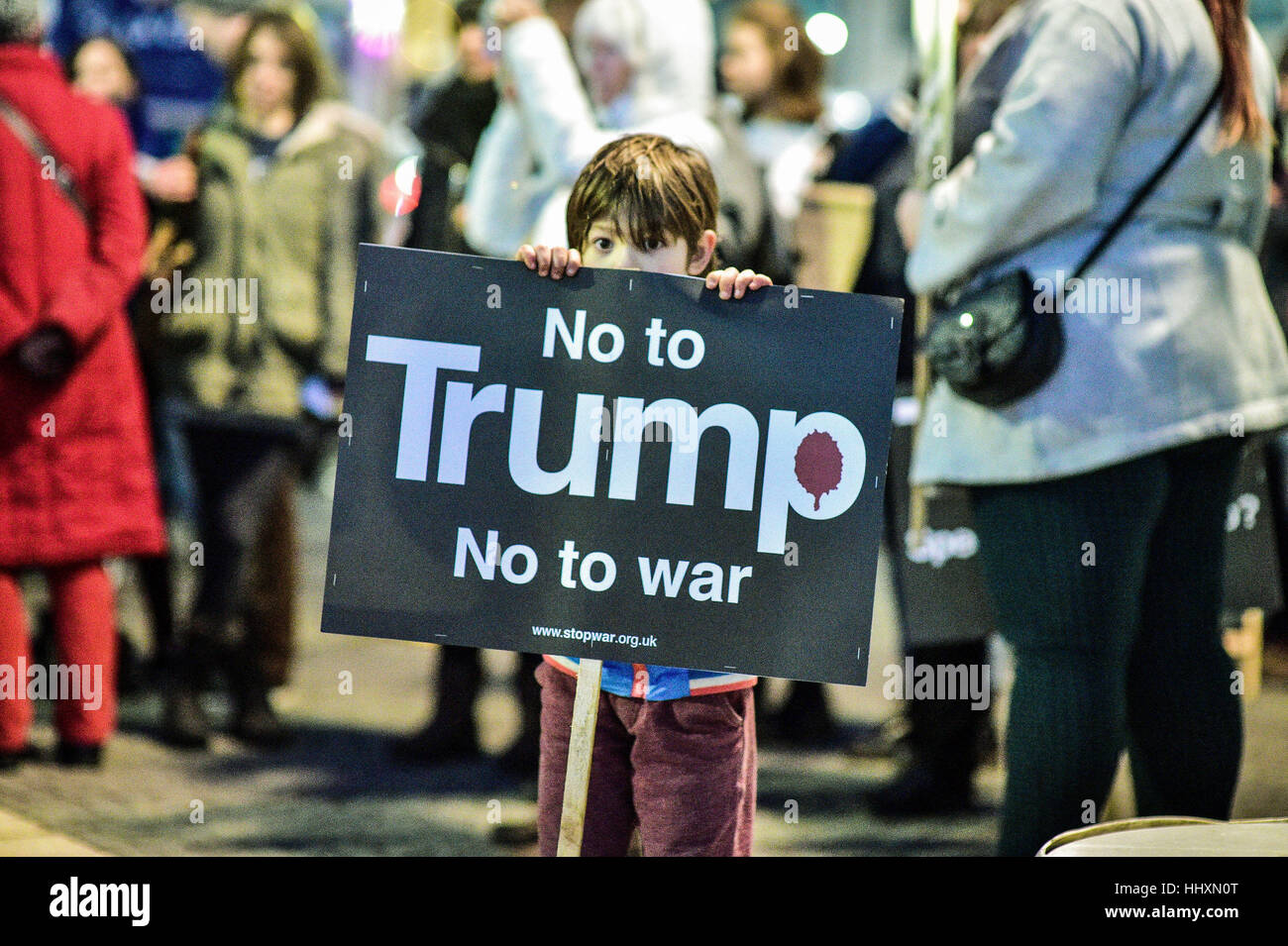 Ein kleiner Junge hält ein Plakat aus Protest in Bristol gegen Präsident Trump. Stockfoto