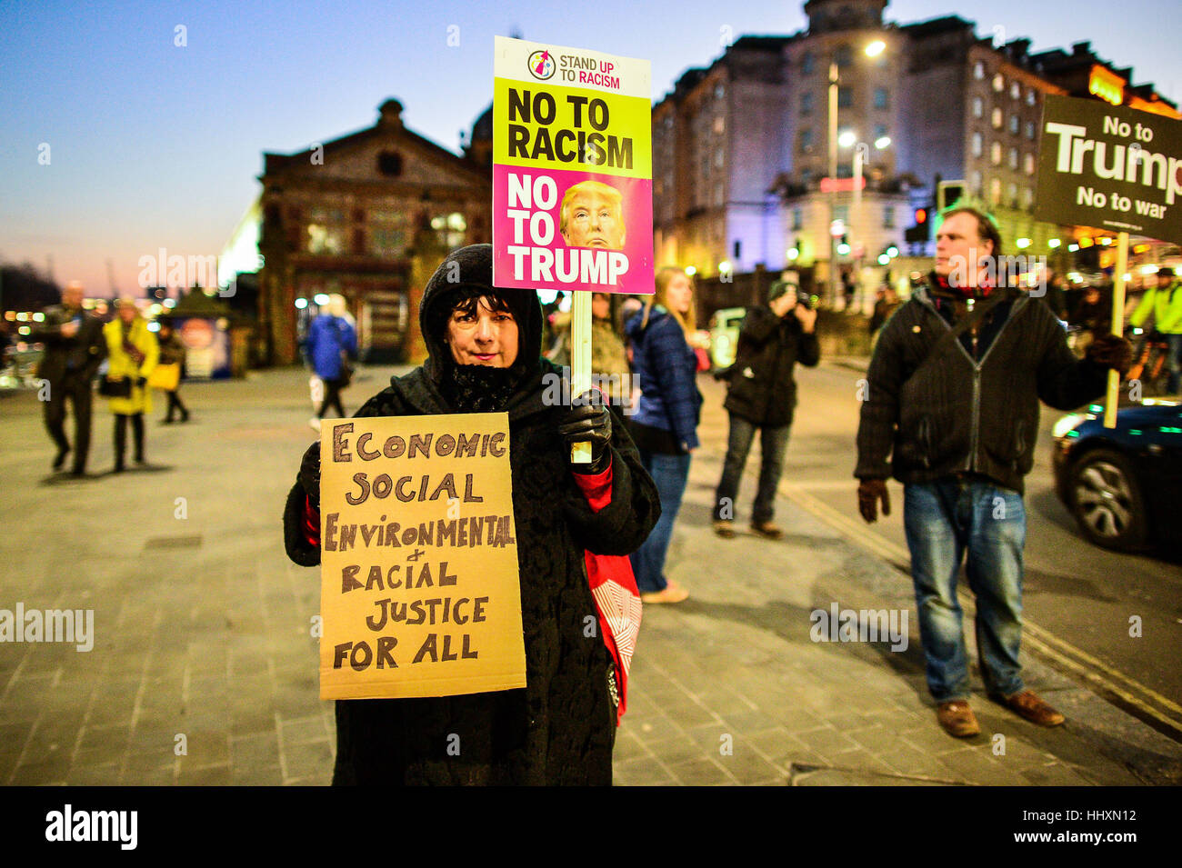 Eine Frau hält Plakate, wie sie in Bristol gegen neue US-Präsident Trump protestiert. Stockfoto