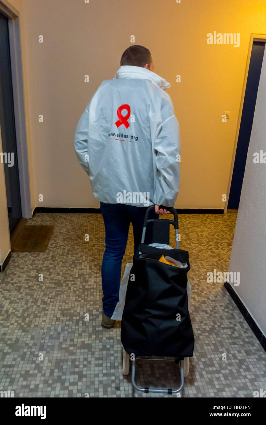 Paris, Frankreich, Franzose, HIV/Aids-Aktivisten, HILFSORGANISATION, gehen Sie weg mit Präventionsmaterialien, Hermetic Project, HIV-Tests zu Hause, Flur, Outreach-Service, Experimente Stockfoto
