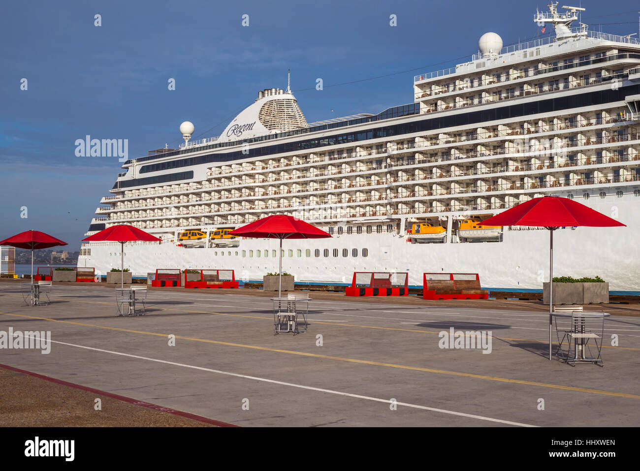 Tabelle Sonnenschirme und eine Kreuzfahrt Schiff im Hafen von San Diego. San Diego, Kalifornien. Stockfoto