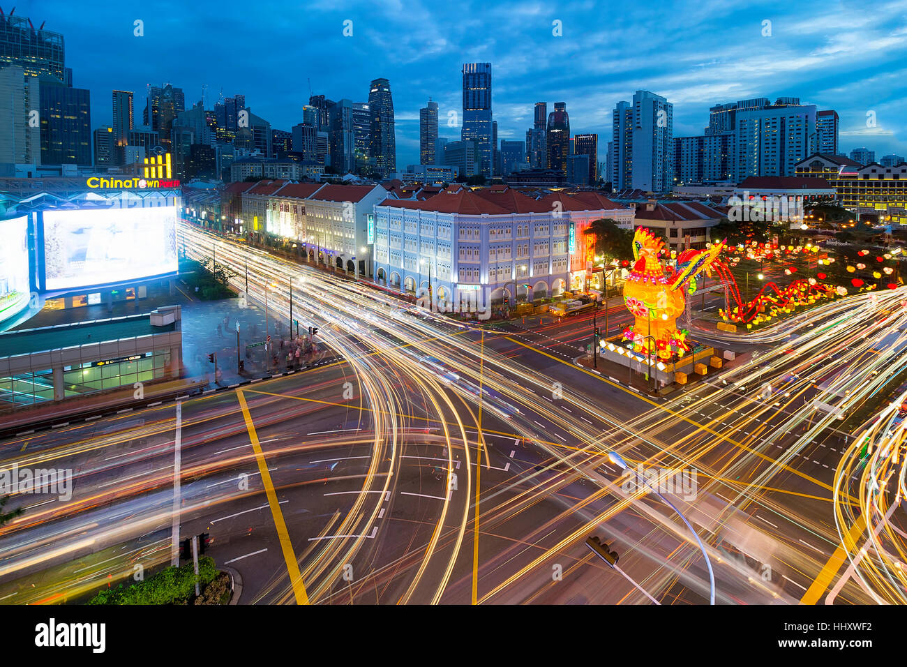 Rush Hour Traffic Light Trails in Singapur Chinatown mit Chinese New Year der Hahn Dekoration Stockfoto